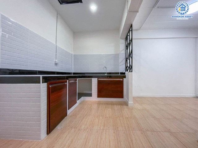 *****ทาวน์เฮ้าส์มือสองย่านนนทบุรี ม.ซอยเรวดี57 ติวานนท์ บนเนื้อที่ 17 ตร.ว. ฟังก์ชัน 3 ห้องนอน 2 ห้องน้ำ 1 ที่จอดรถ บ้านรีโนเวทใหม่ สภาพนางฟ้า พร้อมอยู่ เพียง 5 นาทีก็ถึงรถไฟฟ้าสายสีม่วง "สถานีบางกระสอ" ใกล้ทางด่วน "งามวงศ์วาน" จองด่วน!